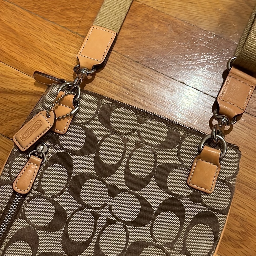 Coach Classic Crossbody bag - Picture 9 of 12